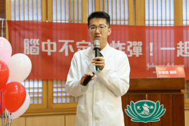 高齡整合照護科許晉譯醫師指出，動脈瘤形成的原因包含動脈壁長期受到血流不平均的壓力，使動脈血管鼓出如氣球般的一個囊泡，形成動脈瘤