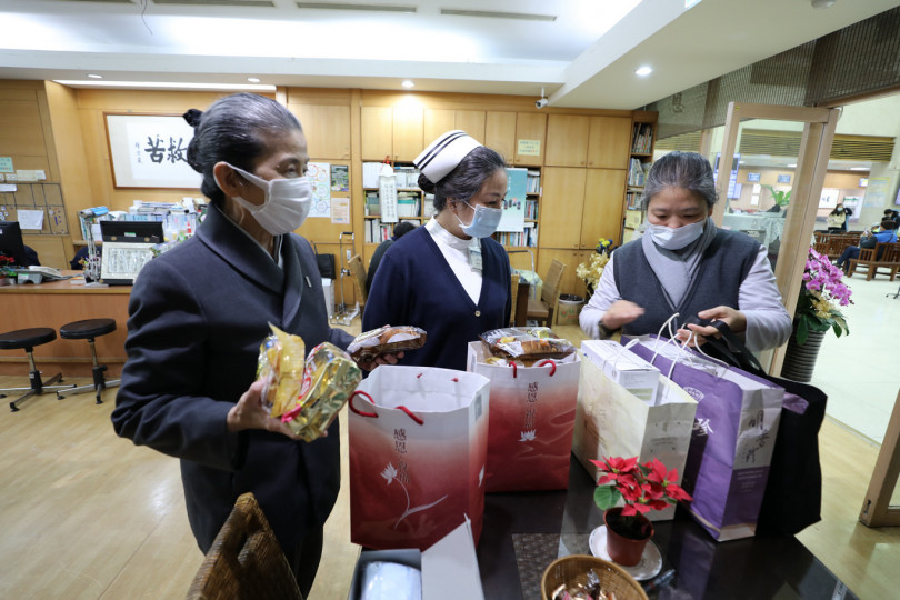 花蓮慈院顏靜曦、張紀雪師姐與護理部鍾惠君主任協助打包物資後，由林欣榮院院長帶隊出發關懷街友。