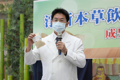 花蓮慈院何宗融指出，經過黃志揚副院長團隊的實驗比較後，以臺灣本土八種中草藥成分的複方茶飲，在增強抵抗力、預防新冠病毒感染上不輸中國大陸複方和澳洲複方