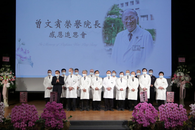 慈濟基金會副總執行長王端正(前排左起)、慈濟醫療法人執行長林俊龍、副執行長郭漢崇、花蓮慈院院長林欣榮、大林慈院賴寧生、花蓮慈院名譽院長陳英和、台中慈院院長簡守信、臺北慈院院長趙有誠、玉里慈院院長陳岩碧、關山慈院院長張志芳(後排左一)等多位主管代表慈濟醫療體系向分享。