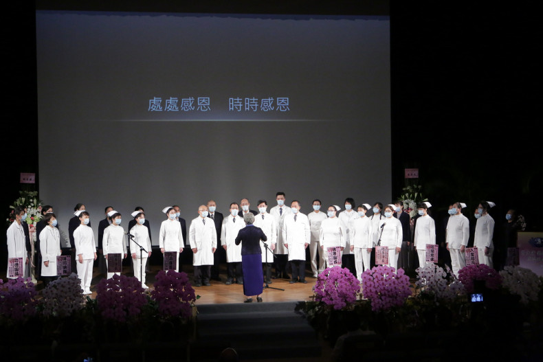 花蓮慈院合唱團也以慈濟歌曲「感恩」祝福曾院長及與會的每一個人。
