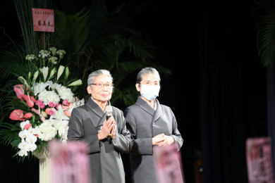 花蓮慈濟醫院資深志工顏靜曦師姊、慈濟基金會林碧玉副總執行長兩人代表法親及慈濟基金會緬懷與祝福。