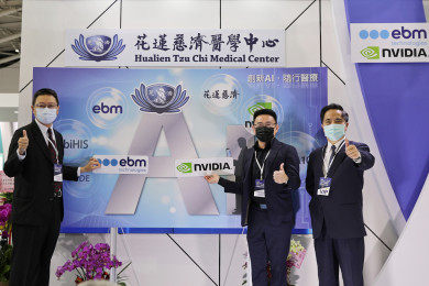 花蓮慈濟醫院林欣榮院長(右一)、EBM 商之器台灣區策略長陳迪智(右)、NVIDIA 業務協理蕭怡祺(中)，代表三方合作，完成醫療 AI 結合臨床醫療的最後一哩路，在花蓮慈院落地使用