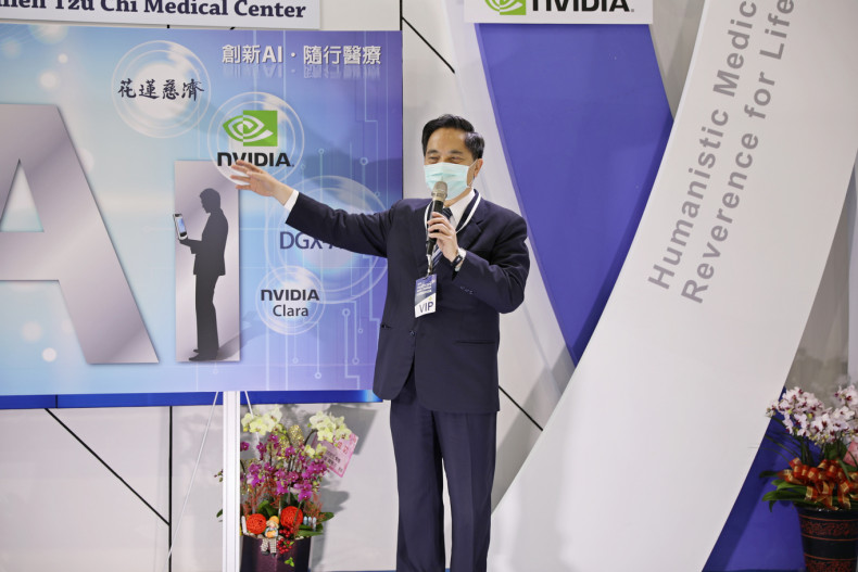 花蓮慈院院長林欣榮表示，這次的三方合作，結合了一流的醫療團隊、IT 與 AI 的軟體、硬體團隊，並採用全球最先進 AI 系統 NVIDIA DGX A100、NGC 與 NVIDIA Clara 平台，再藉由商之器開發的 EBM AI 平台，配合行動巡房系統，將病人的所有資訊整合至單一 APP 上