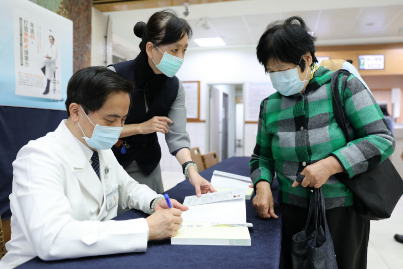《年過40，打造熟齡A+健康力》新書發表會現場，讀者把握機會，請花蓮慈院林欣榮院長(左)簽書留念