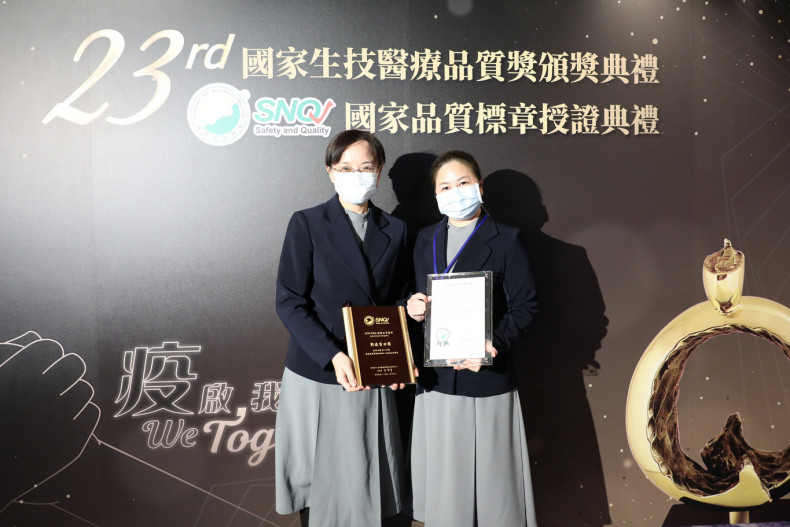 護理部主任鍾惠君(右)、副主任呂基燕(左)，代表領獎