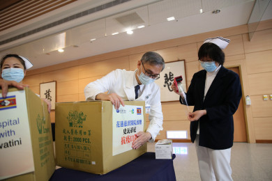 花蓮慈院國際醫學中心主任李啟誠與護理部副主任王淑貞貼上防疫物資標示