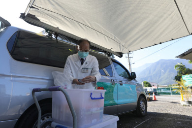 IDS巡迴醫療車的車頂有可以延伸的側邊帳，搭配攜帶式的桌椅，就成了部落裡的醫療站。