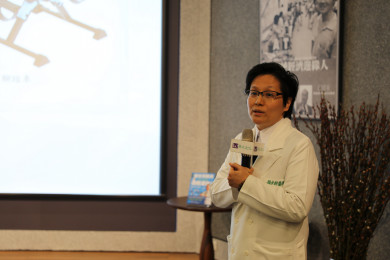 賴宇軒醫師表示，規律運動對腎友有許多的好處，但在運動前如有心肺相關的危險症狀，務必找醫師討論，降低風險。