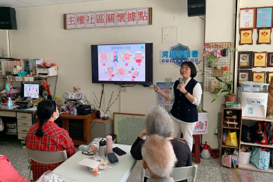 高齡暨社區醫學部社區健康中心與輕安居團隊聯手走入社區據點推廣「預防嗆咳七字訣」。