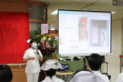 護兒中心的護理師林美芬，在花蓮慈院服務二十五年平時也會執筆寫下生活故事，透過分享生命的溫暖與感動時，同時審視自己，進而反省、改進，自己也能從中得到成長。