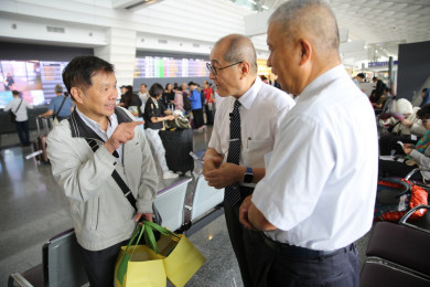 長期護持人醫會的在台開業醫師薛俊福醫師（左一）也特地前往桃園國際機場接機，並協助安排翻譯志工陪伴病人，讓他們安心在台接受治療