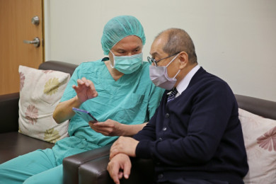 整形暨重建外科主任李俊達（左）向劉濟雨副執行長（右）說明小班克的術後恢復狀況。
