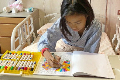 得知小班克很喜歡畫畫，整形外科病房的護理師特別送上彩色筆與畫冊，讓小班克很開心，住院期間一有空，就拿出彩色筆，沉浸在畫畫的世界裡。