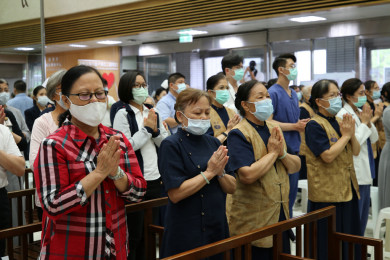 在精舍德愉師父、德侔師父、德宿師父、德讅師父、德瑼師父、德珞師父的引禮下，醫護人員、慈濟志工、會眾等人，虔誠唱誦爐香讚、開經偈、普門品，獻燈燭、鮮花、素果於佛前，為祈福會揭開序幕，場面莊嚴肅穆