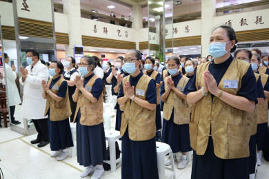 在精舍德愉師父、德侔師父、德宿師父、德讅師父、德瑼師父、德珞師父的引禮下，醫護人員、慈濟志工、會眾等人，虔誠唱誦爐香讚、開經偈、普門品，獻燈燭、鮮花、素果於佛前，為祈福會揭開序幕，場面莊嚴肅穆