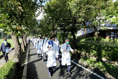 二十二日一早，花蓮慈濟醫院林欣榮院長帶領超過近二百位醫護、醫技與行政同仁，回到靜思精舍，展開一天的合心共識營