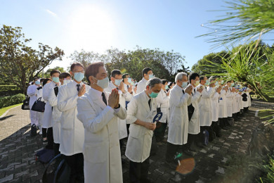 二十二日一早，花蓮慈濟醫院林欣榮院長帶領超過近二百位醫護、醫技與行政同仁，回到靜思精舍，展開一天的合心共識營