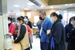 蘇國垚在門診大廳觀察志工及藥劑師與民眾的互動情形。