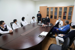 醫療人文實踐中心高聖博主任介紹標準化病人，並播放關於醫病衝突的藥學部情境案例影片給蘇國垚觀看。