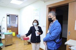 蘇國垚走訪健檢中心及中醫自費病房。