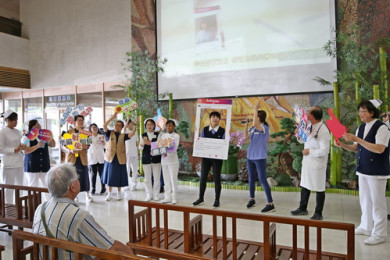 宣導活動中，醫護人員帶來溫馨的合唱表演