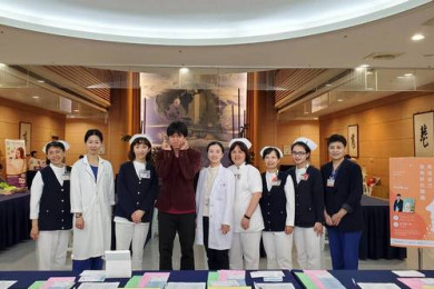 洪仲清臨床心理師(左四)、花蓮慈濟醫院婦產部陳萱醫師(左五)與媽媽教室團隊