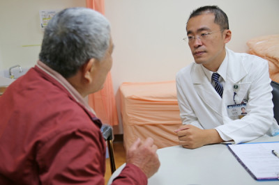花蓮慈濟醫院麻醉部疼痛科主任王柏凱(右)