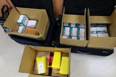 左圖：可供做立克次體血液篩檢用的二手離心機。 右圖：慈院提供的登革熱篩檢試劑四百劑、抽血器具、耗材、尖銳物蒐集桶。