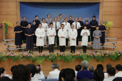 「花蓮慈院合唱團」真人獻唱，帶來《普天三無》、《美》兩首歌曲。