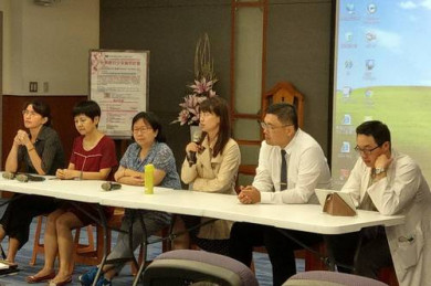 講座之後舉辦綜合座談會，右起臺東馬偕紀念醫院小兒科翁書釗醫師、花蓮慈濟醫院兒少保護區域醫療整合中心主任張雲傑、臺東地檢署謝慧中檢察官、慈濟大學社工系主任賴月蜜、臺東縣政府社會處社工科長陳秋雀、臺東婦女隊隊長余麗娟，為在場眾人及時解惑並給予建議
