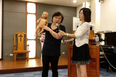 高雄醫學大學附設中和紀念醫院法醫病理室尹莘玲法醫(左)專講｢兒虐驗傷辨識｣，並帶來嬰兒模型，模擬嬰幼兒受傷的部位