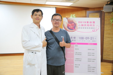 在花蓮慈院心臟衰竭團隊的照顧下，陳先生目前恢復狀況相當穩定，他也參與病友會特別感謝劉維新醫師（左）