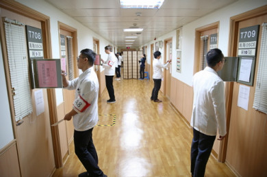 透過中心內教師走道的單片偏光玻璃與全方位的即時影音記錄，每一個學生在接受測試的時候，同時都會有考官做出最客觀準確的評估結果