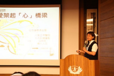 花蓮慈院王淑貞督導代替張芙美校長，講述慈濟護理的廈門培訓經驗