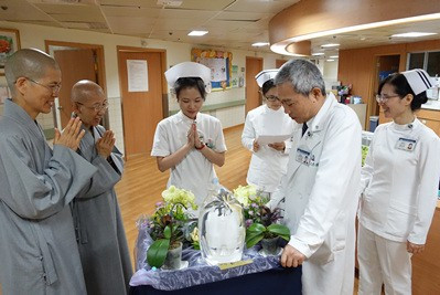 溫馨五月病房浴佛　同霑法喜誠發願