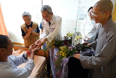 溫馨五月病房浴佛　同霑法喜誠發願