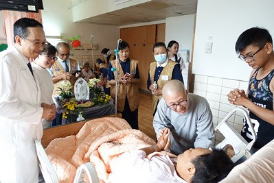 溫馨五月病房浴佛　同霑法喜誠發願