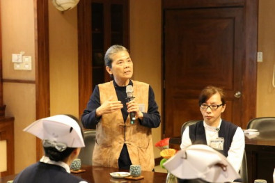 社服室副主任顏惠美(左)，代羅慶徽副院長感恩楊美英的贊助研究計畫