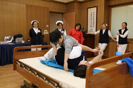 日本自然翻身擺位照護　照顧別人也照顧自己