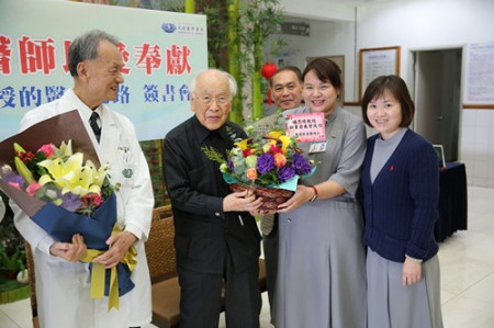 百歲醫師以愛奉獻　楊思標教授的醫者之路新書發表會