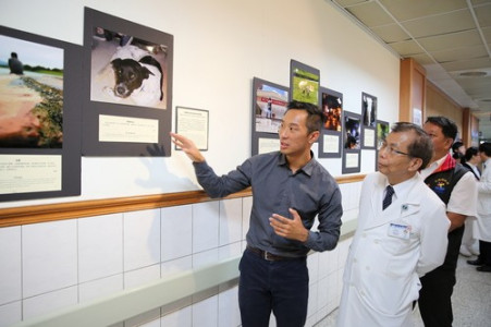 花蓮慈濟醫院「伸出援手前，請先了解他」攝影展揭幕