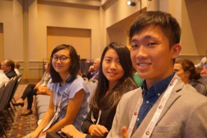 目前是慈濟大學七年級的葉忻慈(左起)、陳靖蓉、楊順檾，在今年八月底參與國際尿控學會年會口頭發表論文。