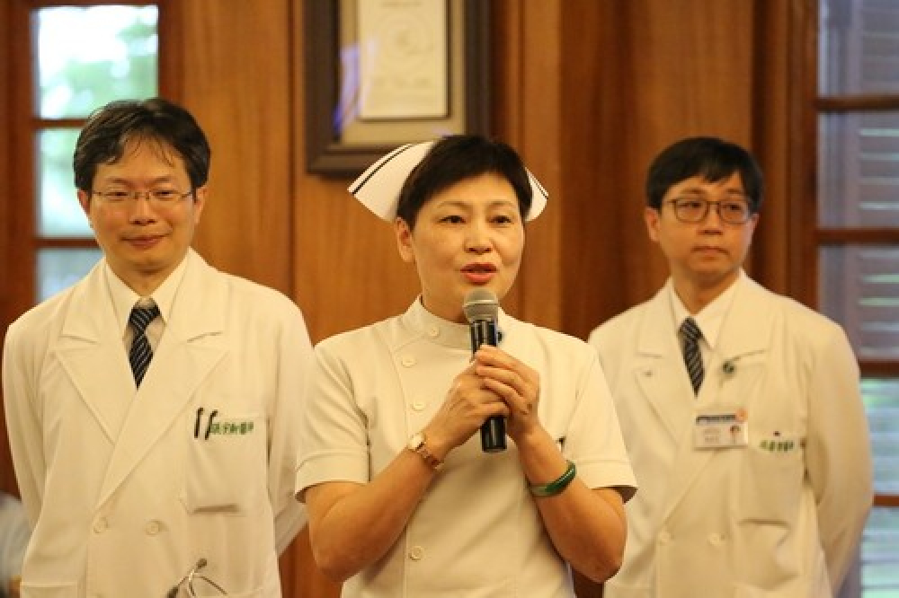 小兒加護病房護理長張瑞雲(中)分享，簡小弟經過醫護團隊九十一天的照顧，終於健康出院。