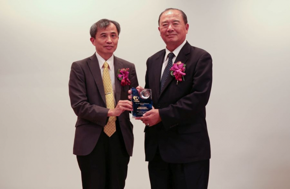 花蓮慈院副院長許文林代表花蓮慈院接受第三屆國際醫療典範獎的表揚。