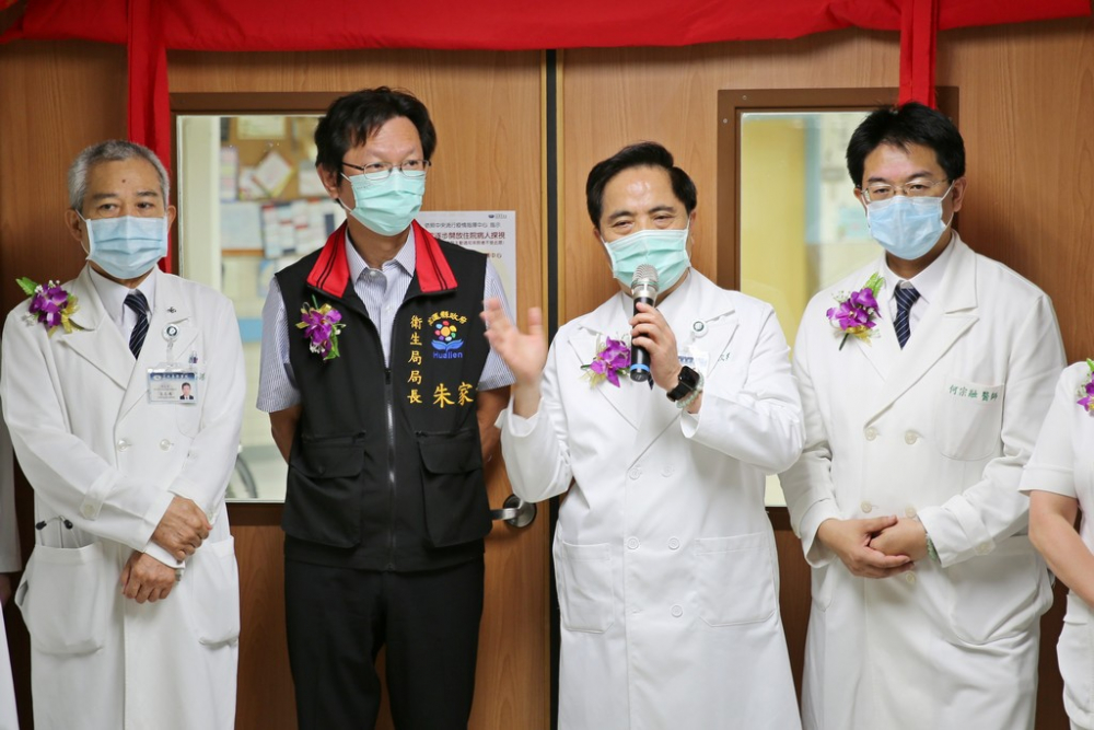 經過花蓮慈院團隊上下的努力，爭取到衛生福利部核可，開設「整合醫學急診後送病房」，能收治急診各種診斷需要住院的病人，解決醫學中心急診壅塞的問題