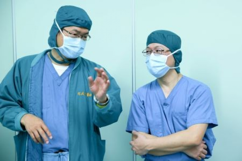 術前心臟內科謝仁哲醫師（右）、心臟胸腔外科主任趙盛豐醫師（左）一同關心張堅埭的狀況。
