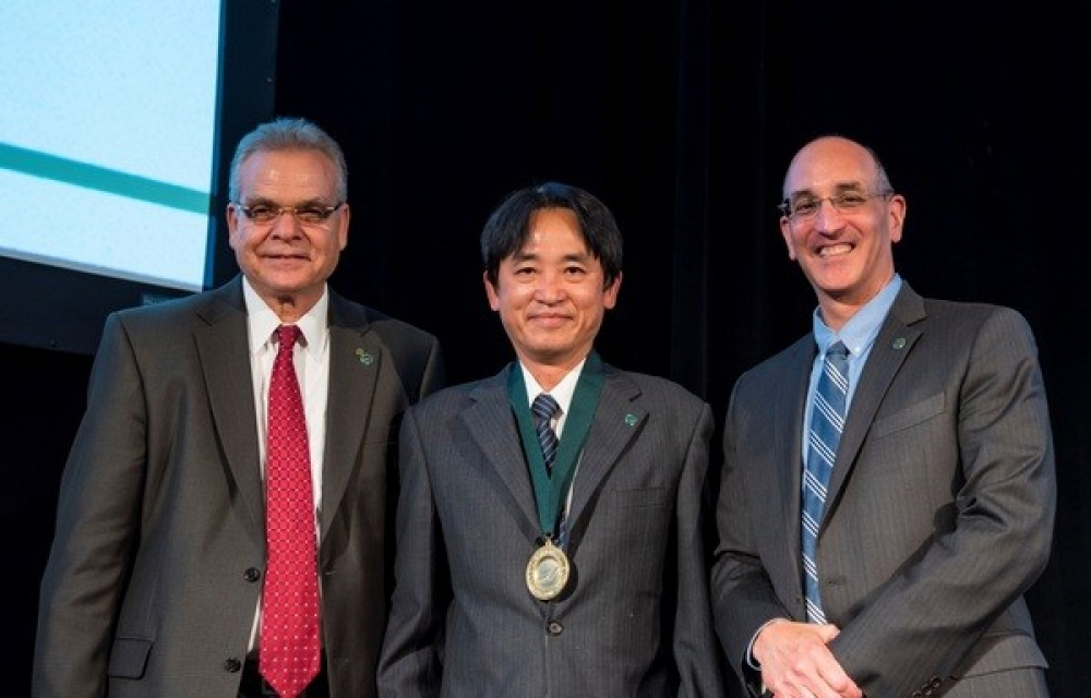 慈濟創新研發中心副研發長韓鴻志教授(中)獲美國發明家學會主席保羅．參柏格（Paul R. Sanberg）(左)表揚為2018美國國家發明家學會新科院士。