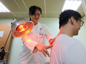 花蓮慈院中醫部婦科主任吳欣潔（左）會為民眾進行「開穴」的步驟，讓皮膚毛孔「打開」，讓藥性達到最大功效。