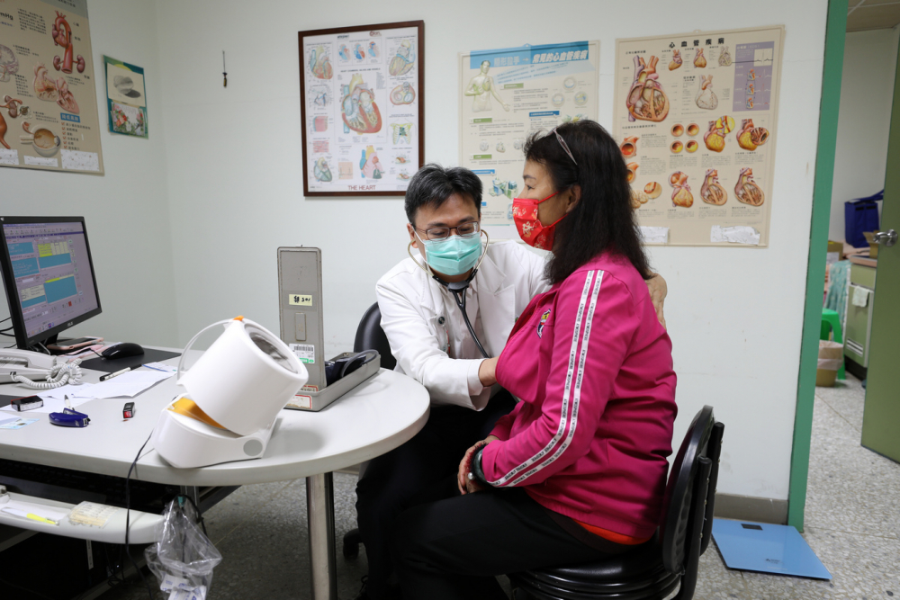 回診時張女士與先生特別感謝張懷仁醫師的細心治療。